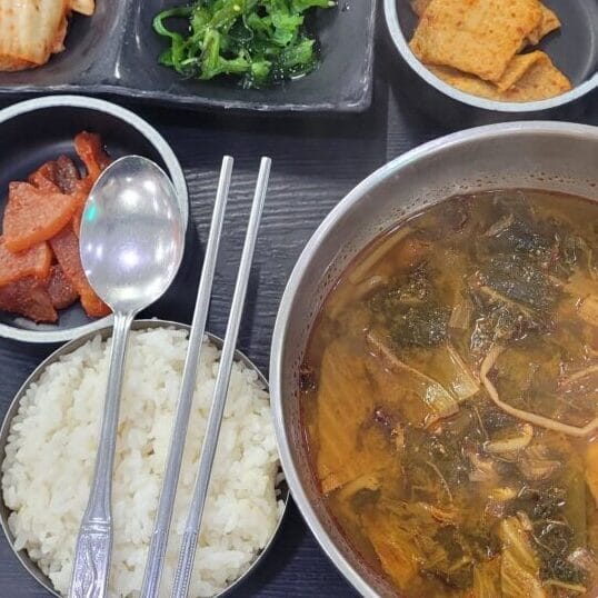Korean rest stop food tray with ugeoji gukbap stew, rice and four side dishes