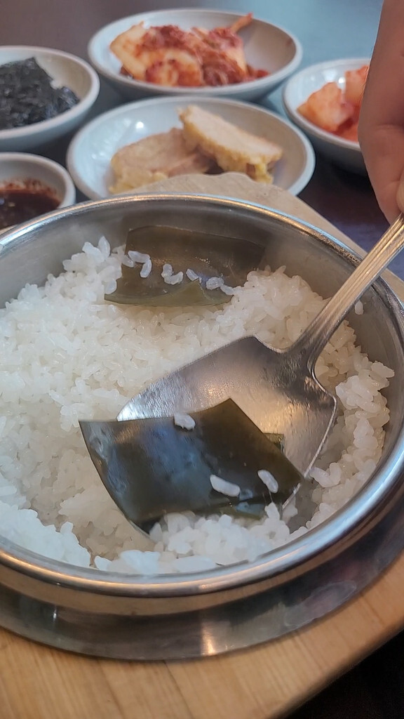 Kelp sheets lying on freshly cooked rice in a sotbap pot